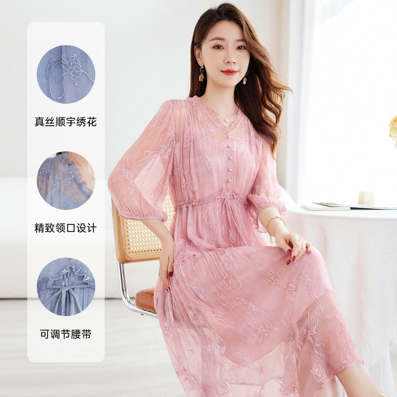 青珮织月 杭州丝绸国风绣花桑蚕丝连衣裙女V领妈妈装中长裙女9580