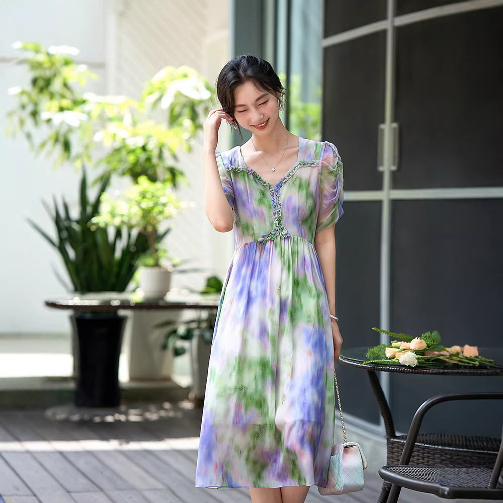 75074 木耳边领钉珠立体花朵松紧袖清凉真丝印花连衣裙