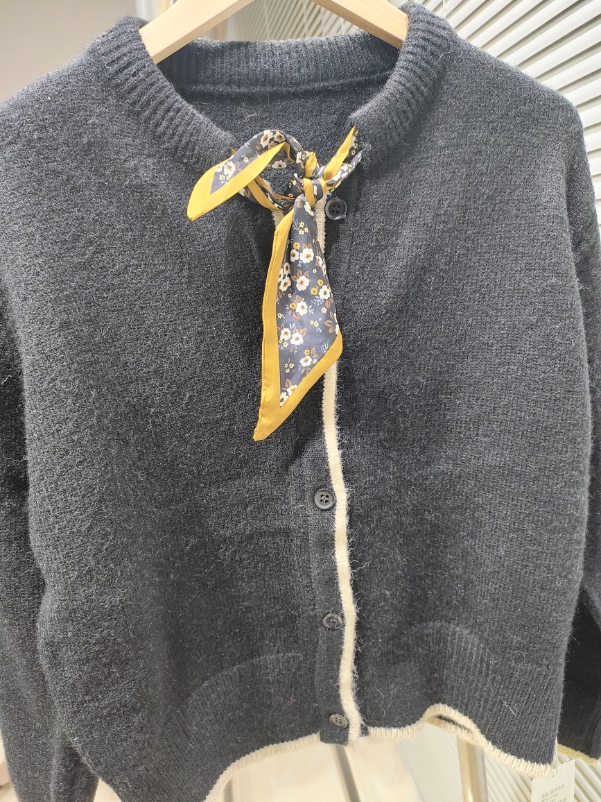 2024冬女士羊绒衫短款羊毛衫设计感小众丝巾系带毛衣洋气针织上衣