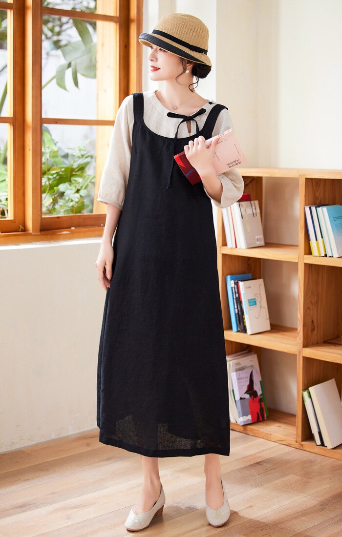 花间里文艺复古棉麻减龄亚麻黑色连衣裙2022新早春女装背带裙上衣