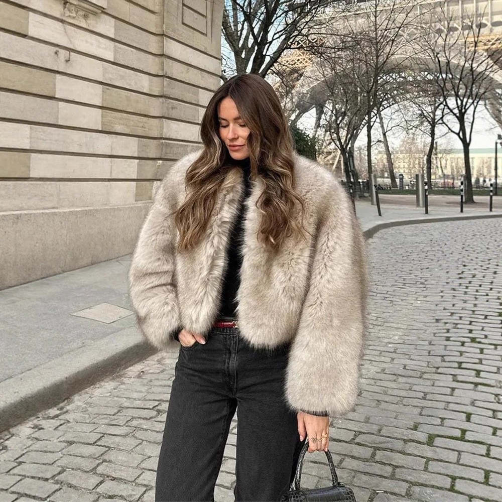 新款仿皮草外套软毛领宽袖口搭配毛衣牛仔裤时尚设计秋冬季节服装
