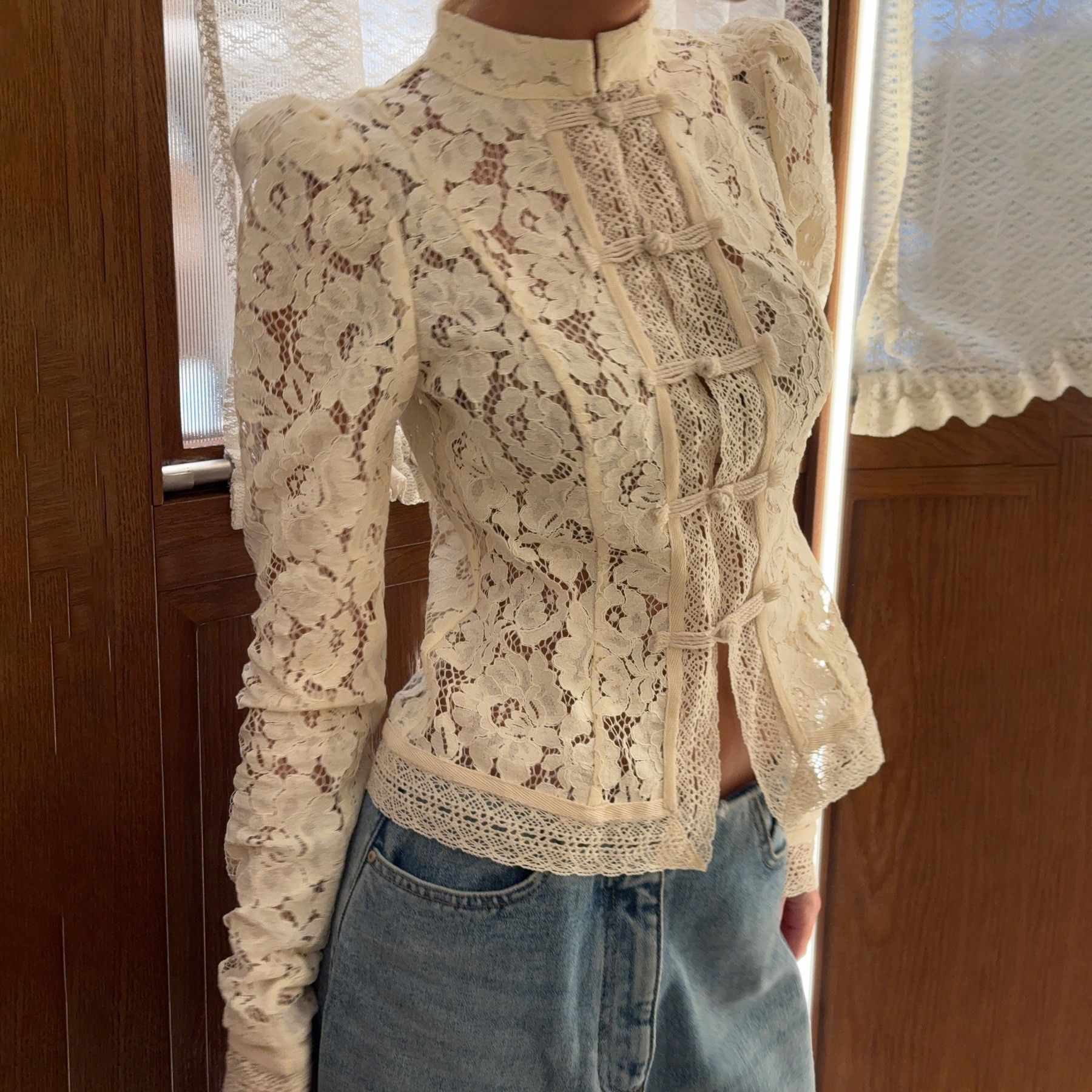 法式春秋款温柔风时尚小立领盘扣收腰蕾丝衬衫百搭镂空透气上衣女