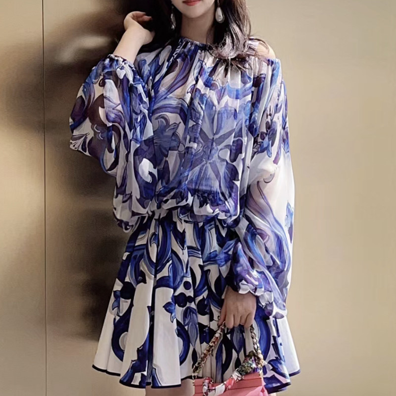 真丝衫女2026春夏款灯笼袖青花瓷蓝印花一字领露肩桑蚕丝套头上衣