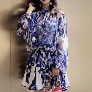 真丝衫女2025春夏款灯笼袖青花瓷蓝印花一字领露肩桑蚕丝套头上衣