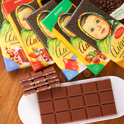 爱莲巧俄罗斯进口大头娃娃牛奶巧克力纯可可脂榛子扁桃仁夹心零食