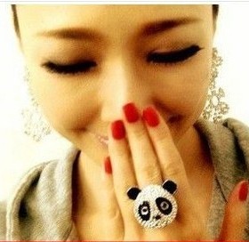 滢朵朵AYUKI演绎萌BUTLER*WILSON水晶熊猫头戒指 C01425