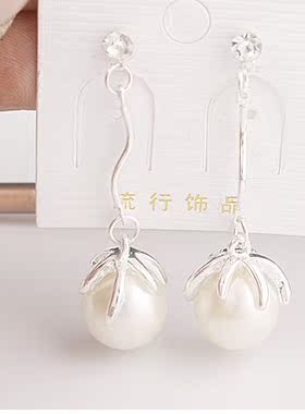 滢朵朵韩国饰品 气质镶钻 　长款珍珠耳坠 爪子耳环 D01108