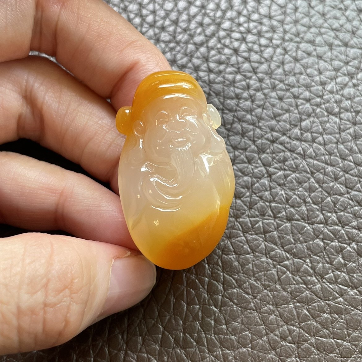 天然黄龙玉俏色巧雕财神爷吊坠