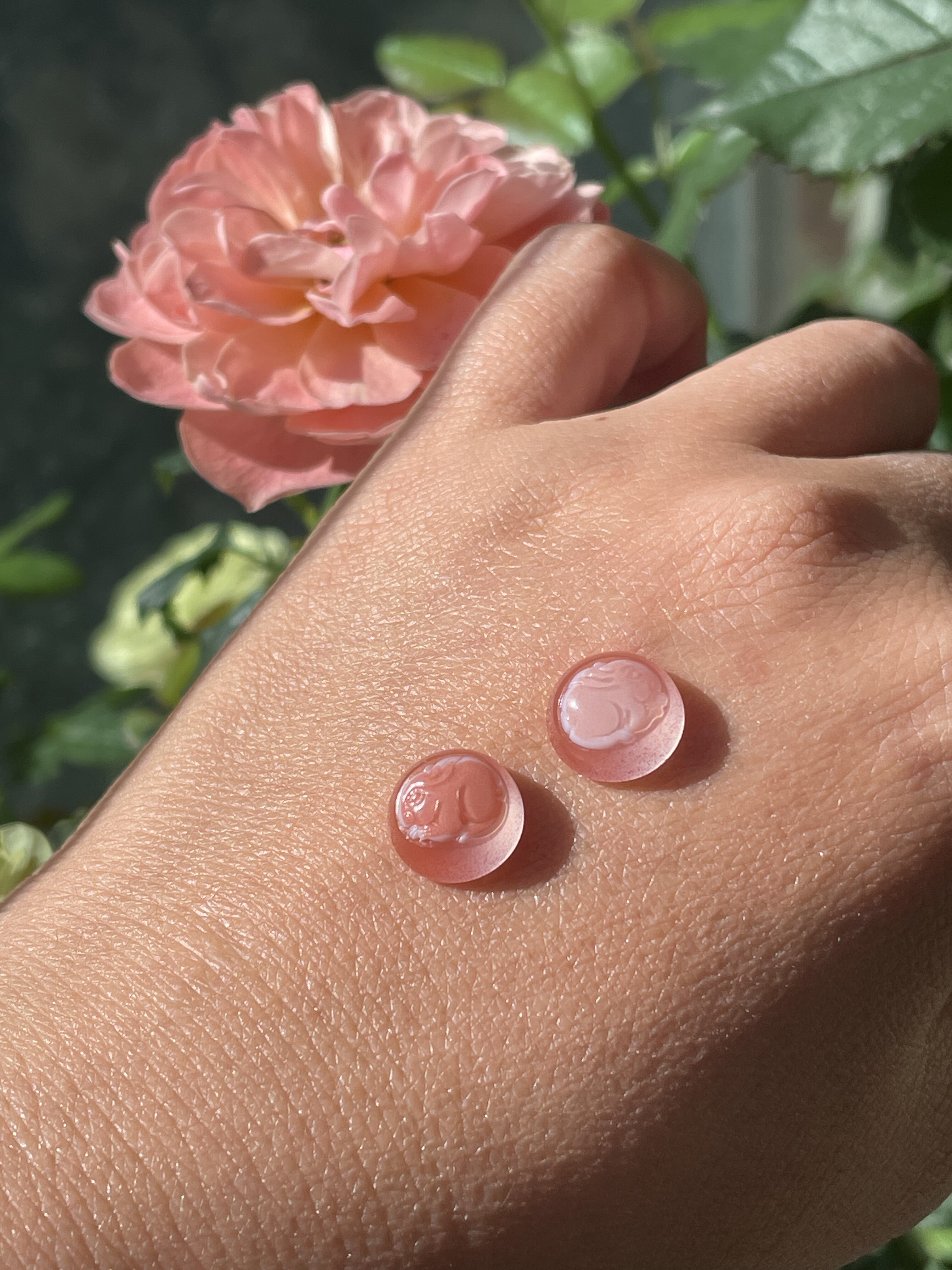 南红天然原矿俏色巧雕兔子起荧光戒指吊坠祼石蛋面这也太可爱了