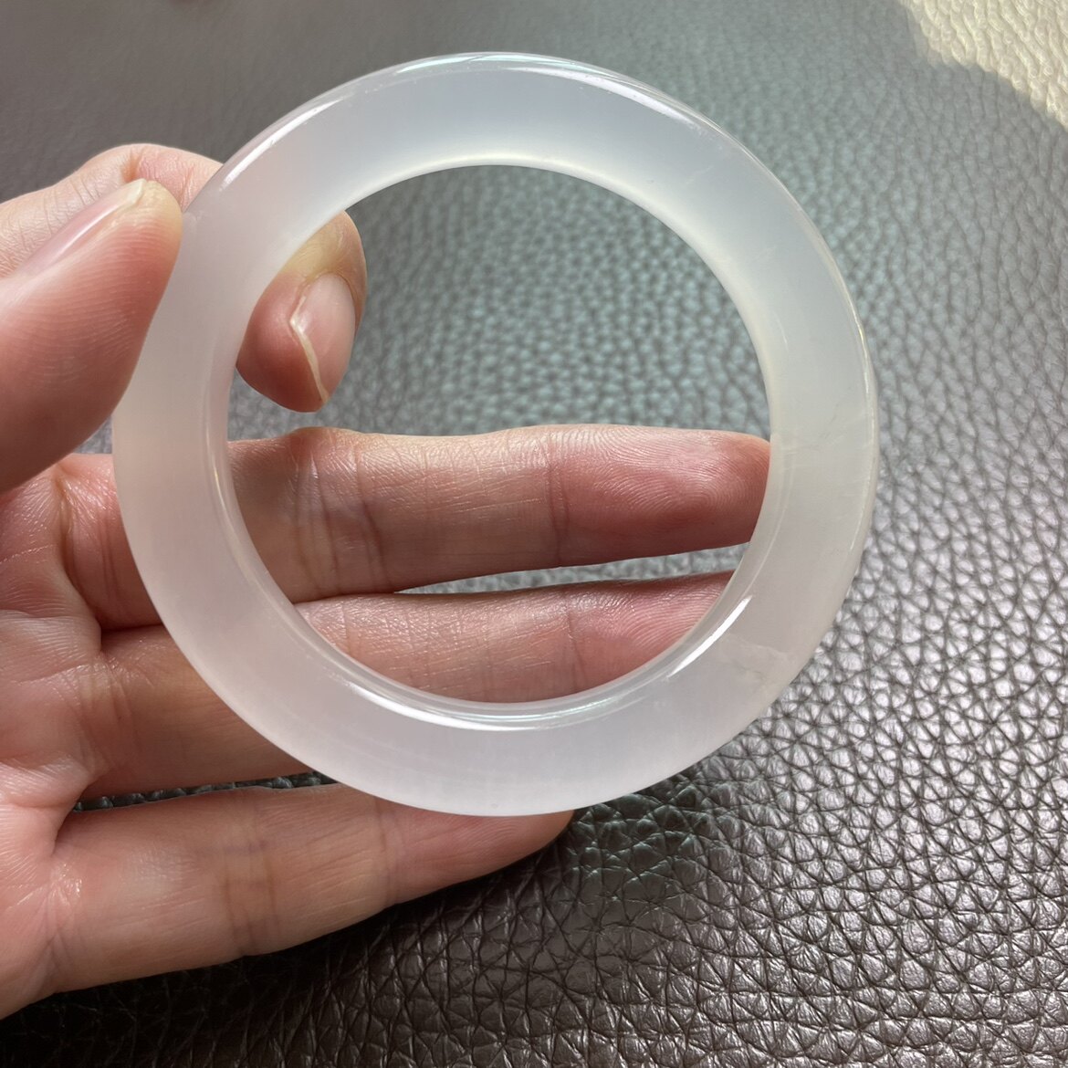 独龙玉高冰贡翠白月光49圈圆条手镯