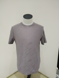 TRANDS体恤。采用丝、棉天然纤维混纺面料制成，手感柔软，