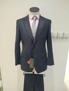 TRANDS西服套装。意大利高奢品牌PIACENZA提供的蓟花刷绒工艺面料