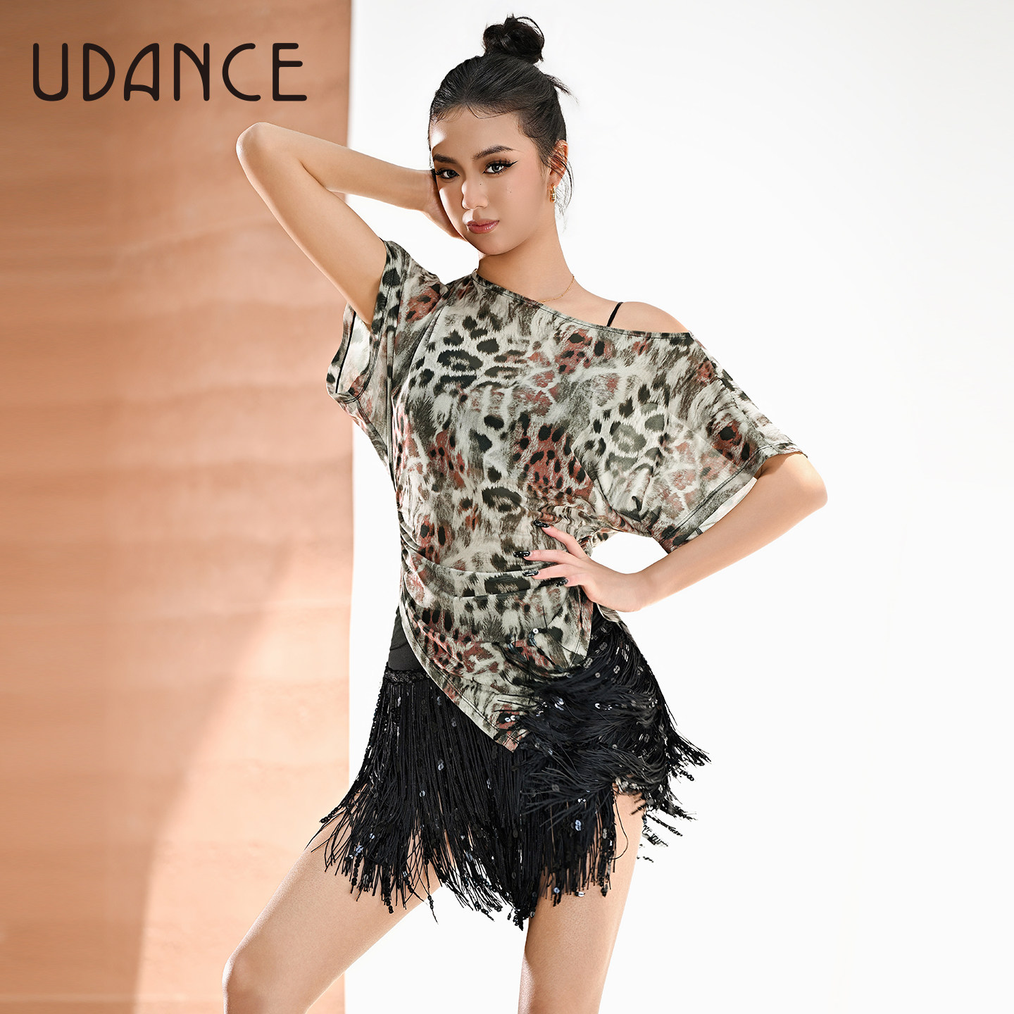UDANCE拉丁舞上衣女成人新款舞衣舞蹈练功服夏时尚宽松短袖 BD124 - 实物图