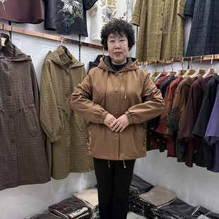 加肥加大妈妈春装新品休闲连帽风衣外套女200斤奶奶夹克大码上衣