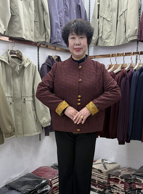 中老年新中式国风盘扣夹克外套小个子2026妈妈宽松遮肚压花风衣新