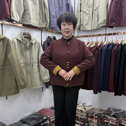 中老年新中式国风盘扣夹克外套小个子2026妈妈宽松遮肚压花风衣新