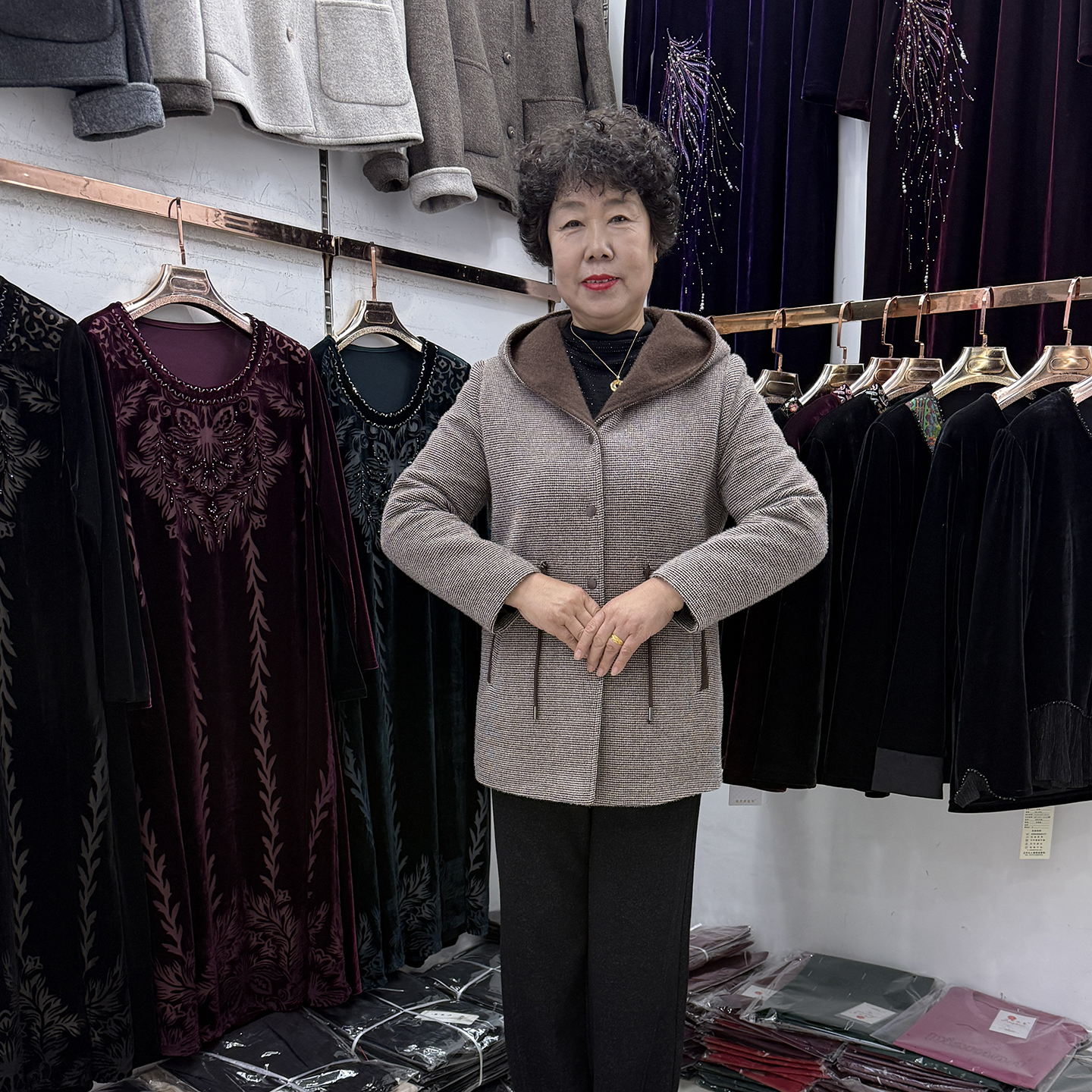 中老年秋冬连帽格纹抽绳毛呢外套女中长款撞色时尚妈妈貂绒大衣