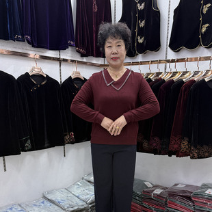 中年妈妈早秋酒红色时尚打底衫V领镶钻40-50岁妇女大码长袖针织衫