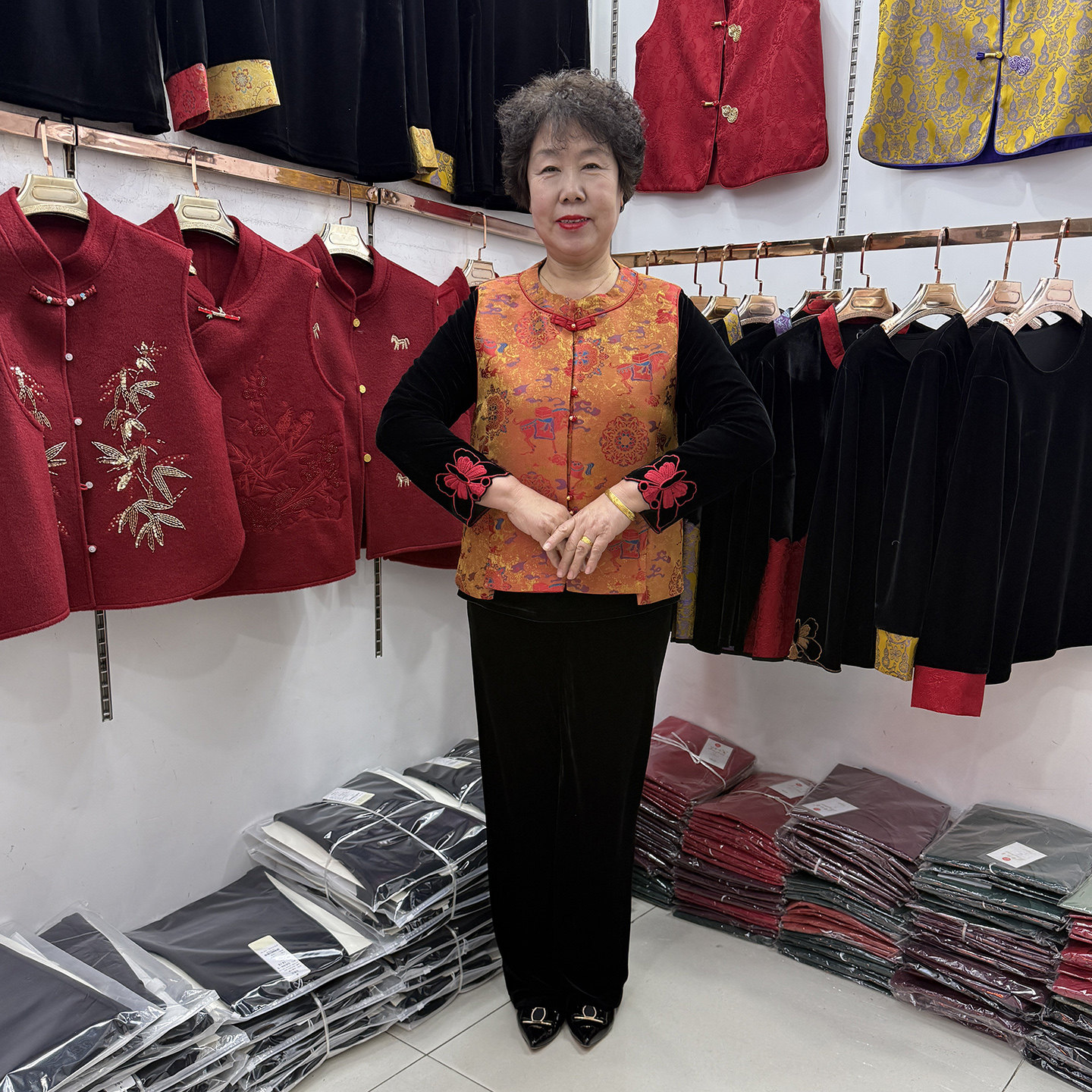 【福马年货】妈妈早春民族风马甲背心女缎面提花休闲时尚奶奶套装