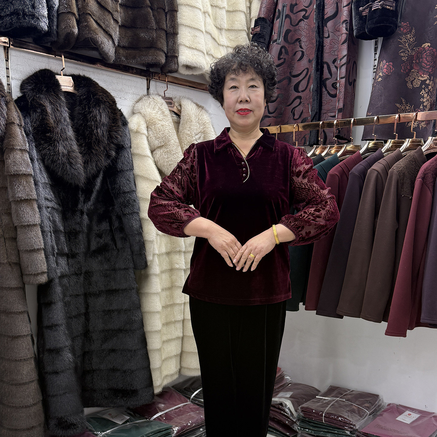 中年妈妈春秋新款翻领丝绒拼接长袖t恤衫女40-50岁时尚内搭打底衫