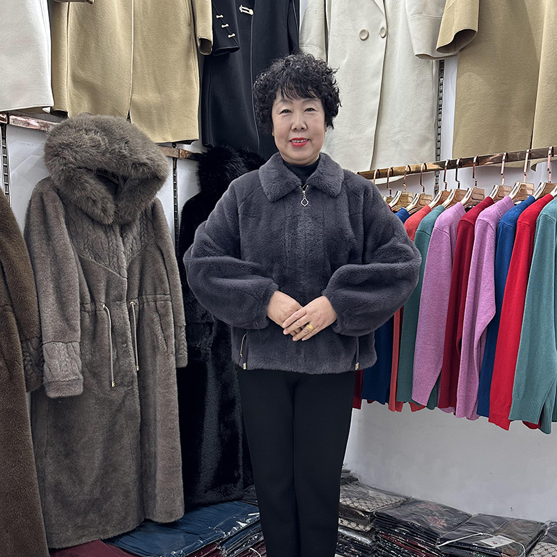 高端中年妈妈冬款翻领皮毛一体大衣女短款小个子皮草50岁貂绒外套