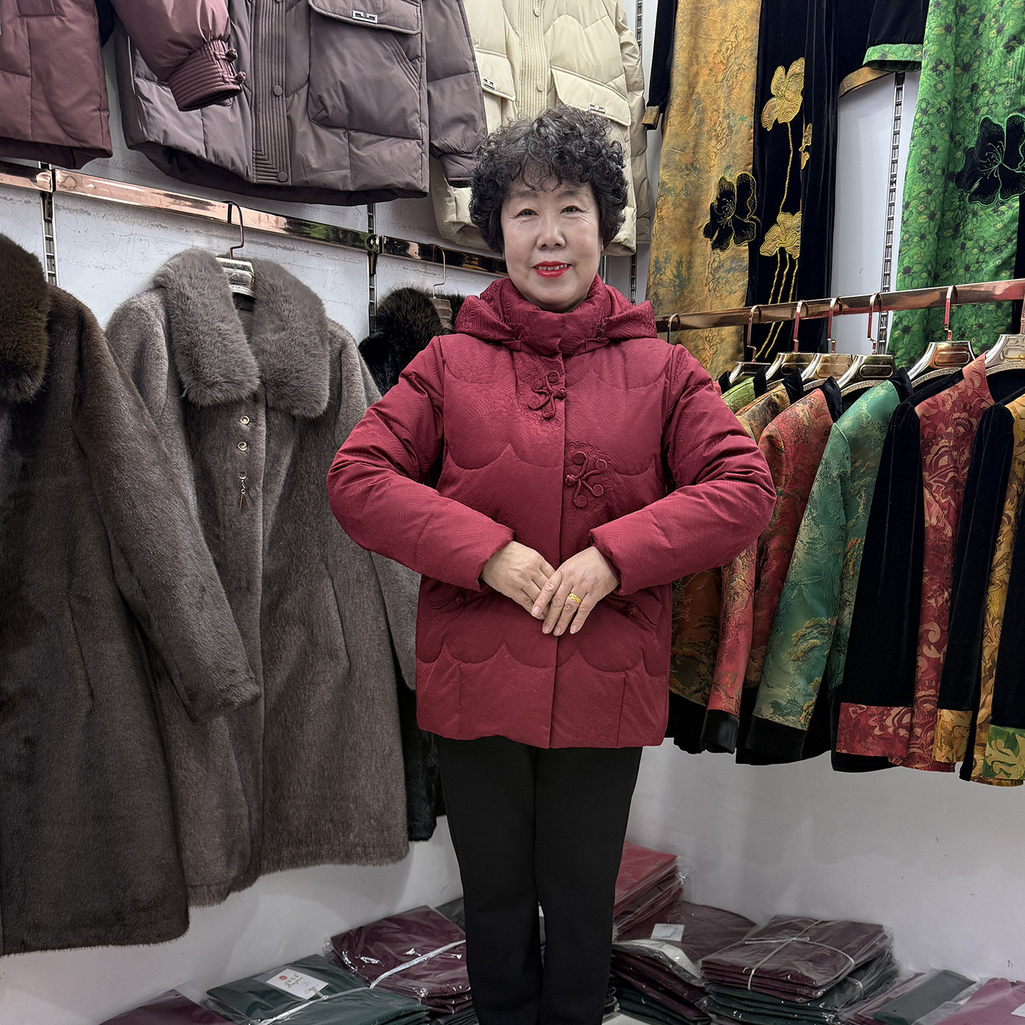 妈妈冬季新款刺绣时尚连帽羽绒服外套女小个子50多岁保暖奶奶装