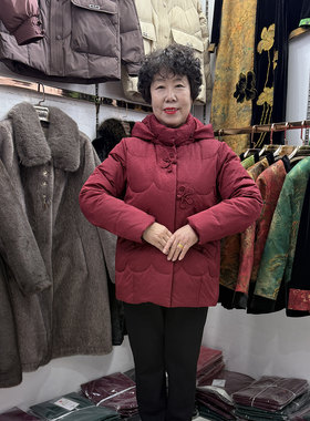 妈妈冬季新款刺绣时尚连帽羽绒服外套女小个子50多岁保暖奶奶装