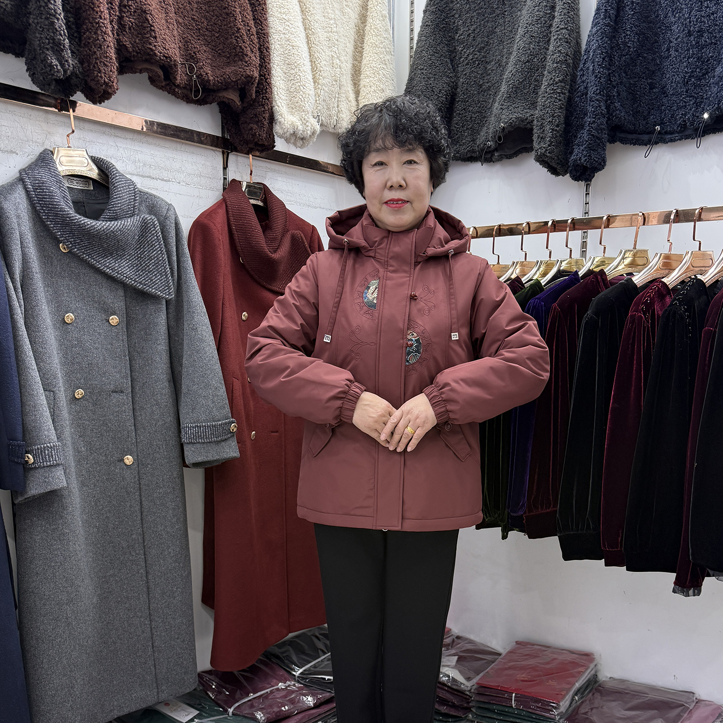 【羽绒服】中老年冬装休闲连帽保暖外套女小个子刺绣奶奶舒适上衣