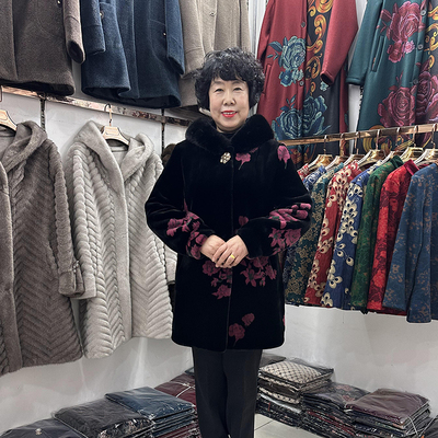 高端老年人2024冬装厚实保暖皮毛一体外套女连帽洋气貂绒妈妈大衣
