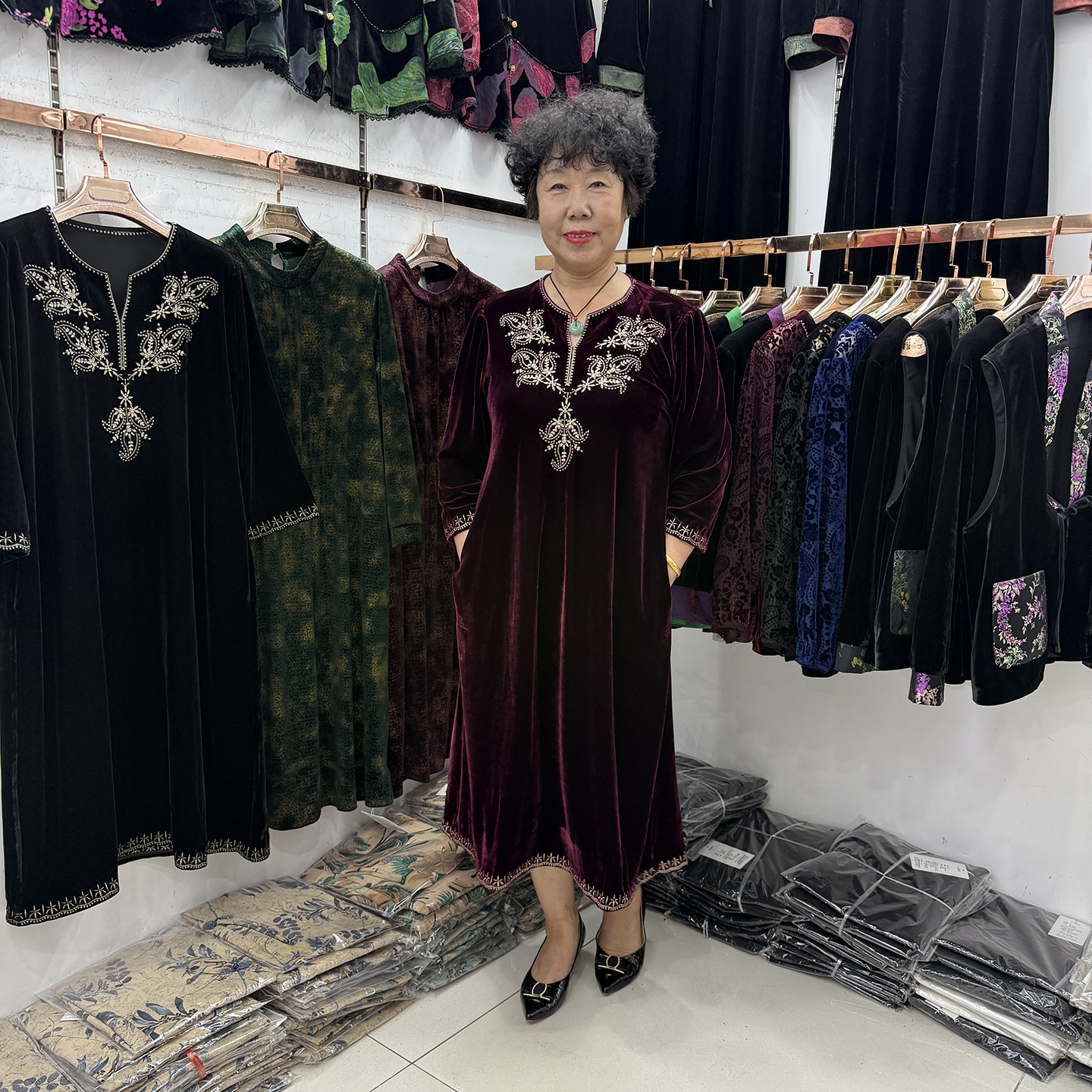 高端中年妈妈秋冬新款时尚气质丝绒连衣裙中长50多岁绣花红色裙子