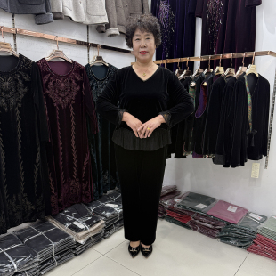 四十五岁女人秋季丝绒V领显瘦打底衫50岁减龄套装洋气长袖小衫新