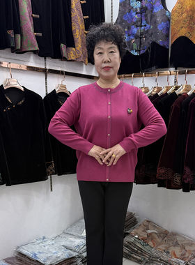 妈妈秋季新款套头针织小衫50多岁宽松圆领镶钻胸花假开玫红色毛衣