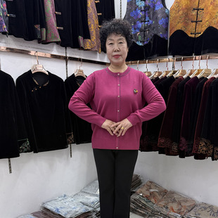 妈妈秋季新款套头针织小衫50多岁宽松圆领镶钻胸花假开玫红色毛衣