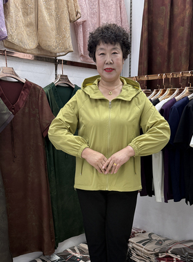 中年妈妈夏装绿色风衣外套薄款50多岁休闲连帽运动防晒衣大码透气