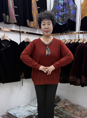 妈妈秋季V领毛衣外穿2026年新款中老年宽松飘带洋气红色针织小衫