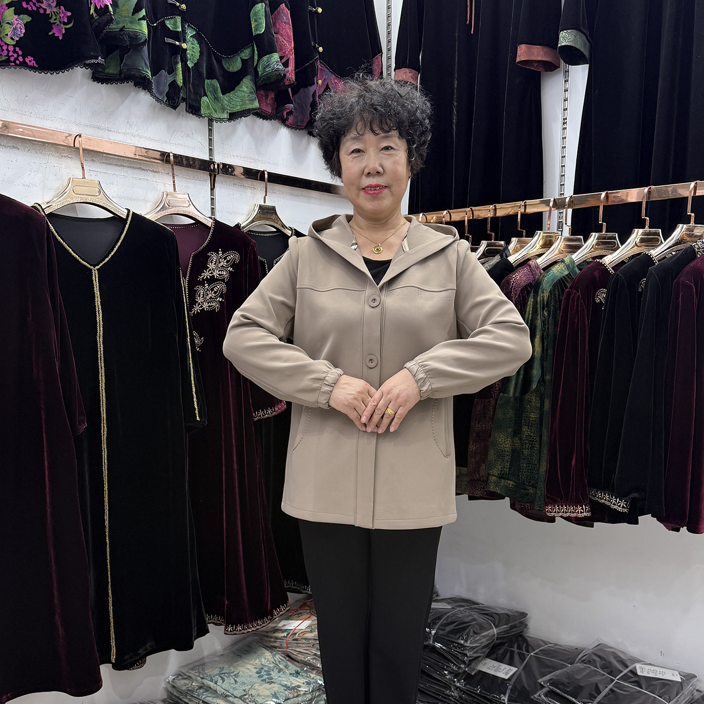 中老年妈妈秋装休闲连帽风衣外套中长款50多岁奶奶开衫百搭上衣新