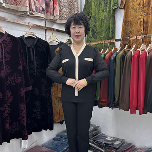 中年妈妈春装休闲V领长袖T恤衫2024新款拼接女春秋妇女洋气打底衫