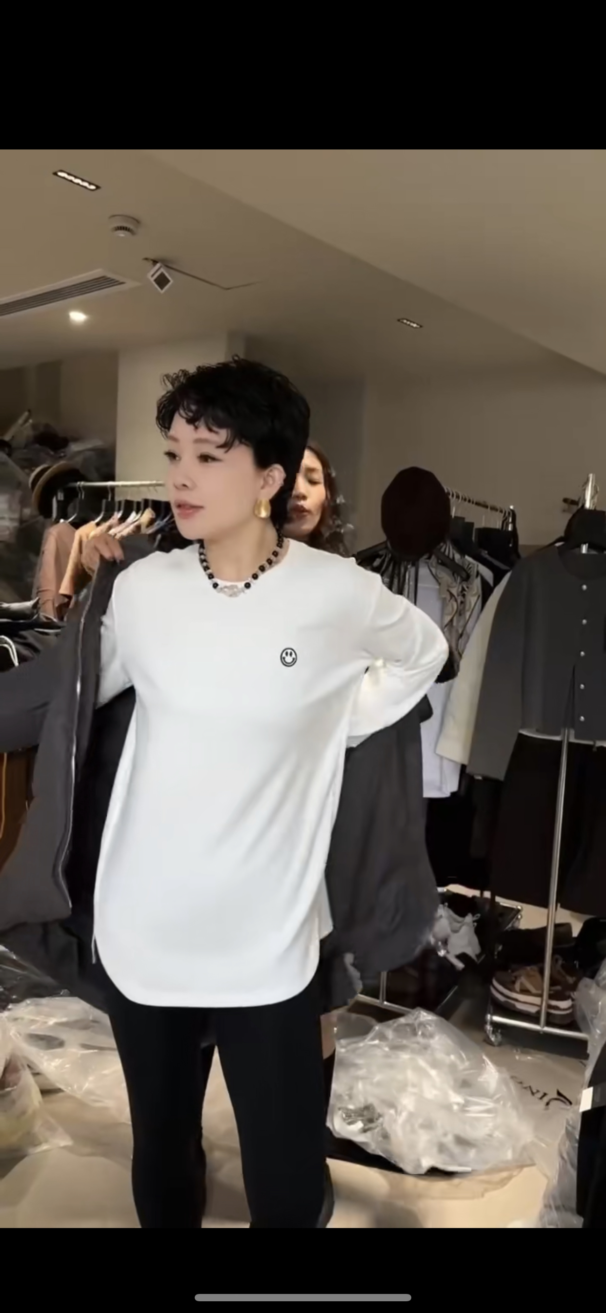 《好心情打底》新款99390磨毛笑脸圆领长袖T恤女装宽松百搭设计感