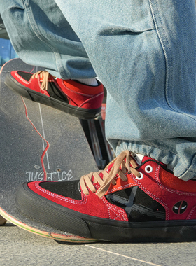 极路客新款秋冬黑红色中帮男女款板鞋 死侍 七龙珠配色专业滑板鞋