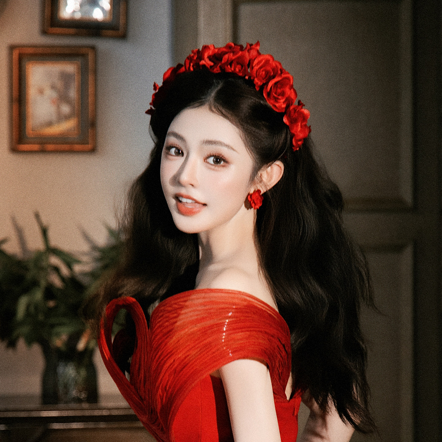 红色花朵头饰新娘大气婚礼皇冠发箍复古造型高级感结婚敬酒服发饰图片