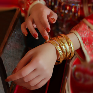 中式配饰金色龙凤手镯简约大气秀禾镯子出阁国风结婚唯美拍照道具