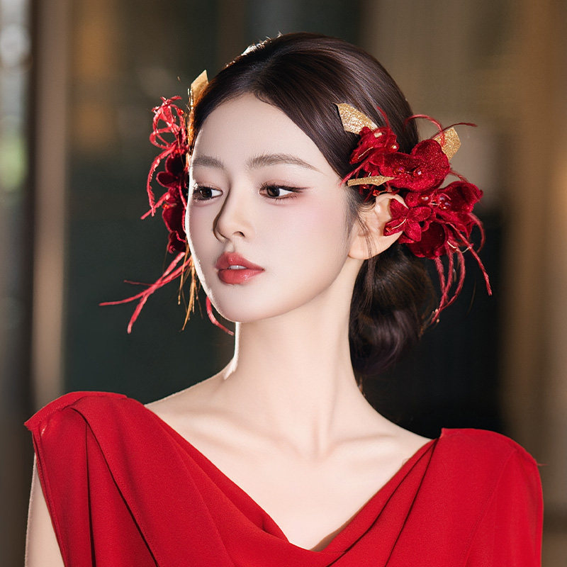 高级感新娘发饰红色羽毛晨袍敬酒服森系仿真花朵侧边复古发夹配饰