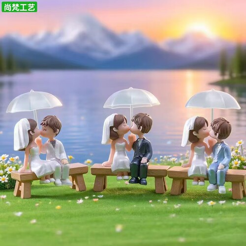 可爱打伞结婚情侣公仔桌面摆件