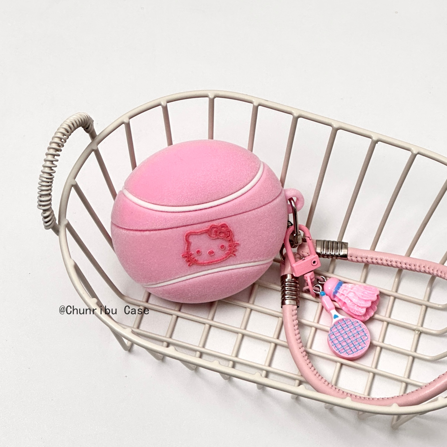 春日部防卫队Fighting｜日韩可爱卡通植绒粉色网球hellokitty适用苹果airpods3耳机保护套pro二代新3防摔吊坠
