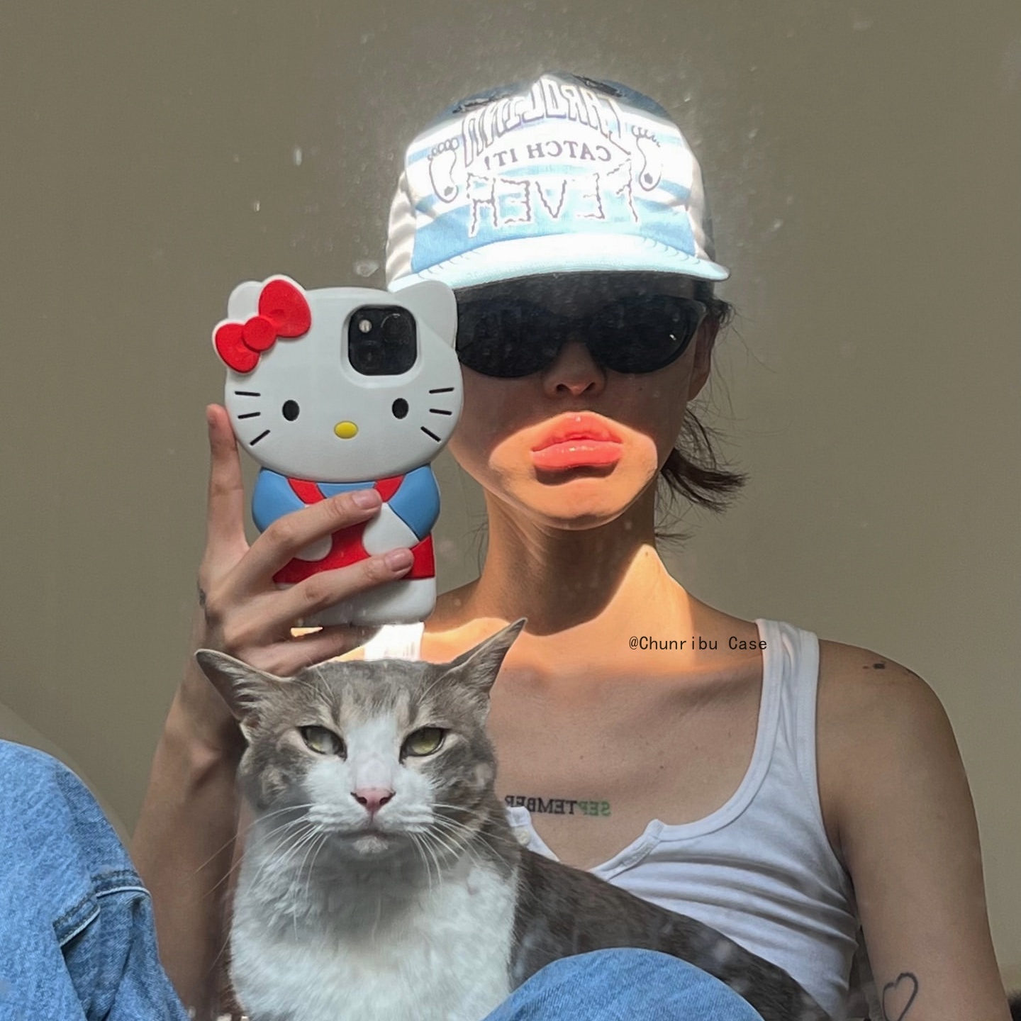 春日部防卫队Fighting｜古早味卡通硅胶蓝红裙子揣手hellokitty适用苹果16手机壳iphone15防摔14/13/12/11/xs