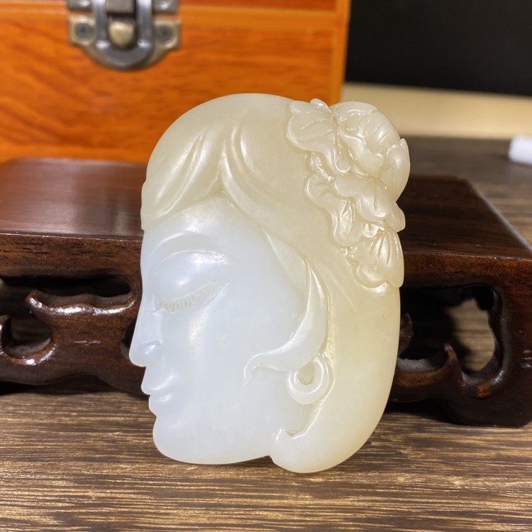收藏级精品新疆和田玉羊脂白玉糖料精品吊坠美女挂件苏工侍女巧雕