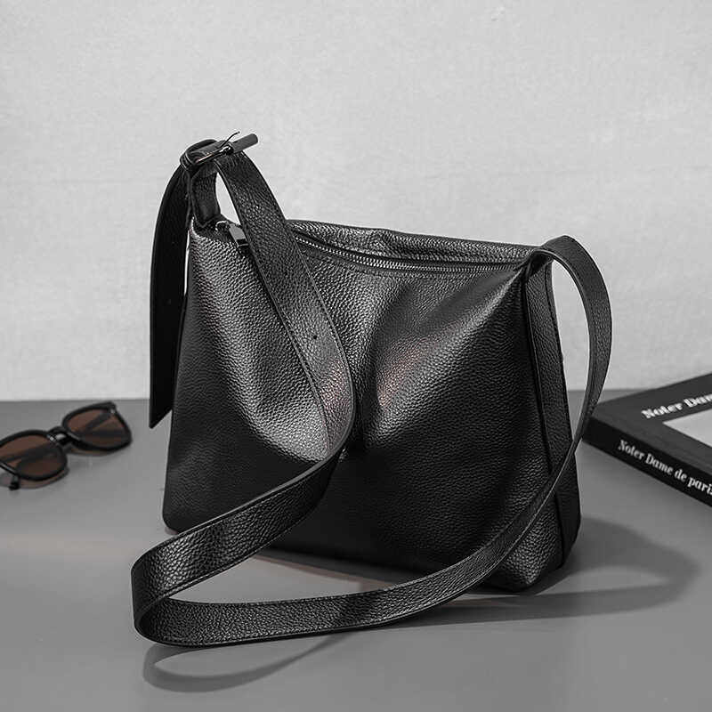 新款通勤牛皮男士大容量斜挎包