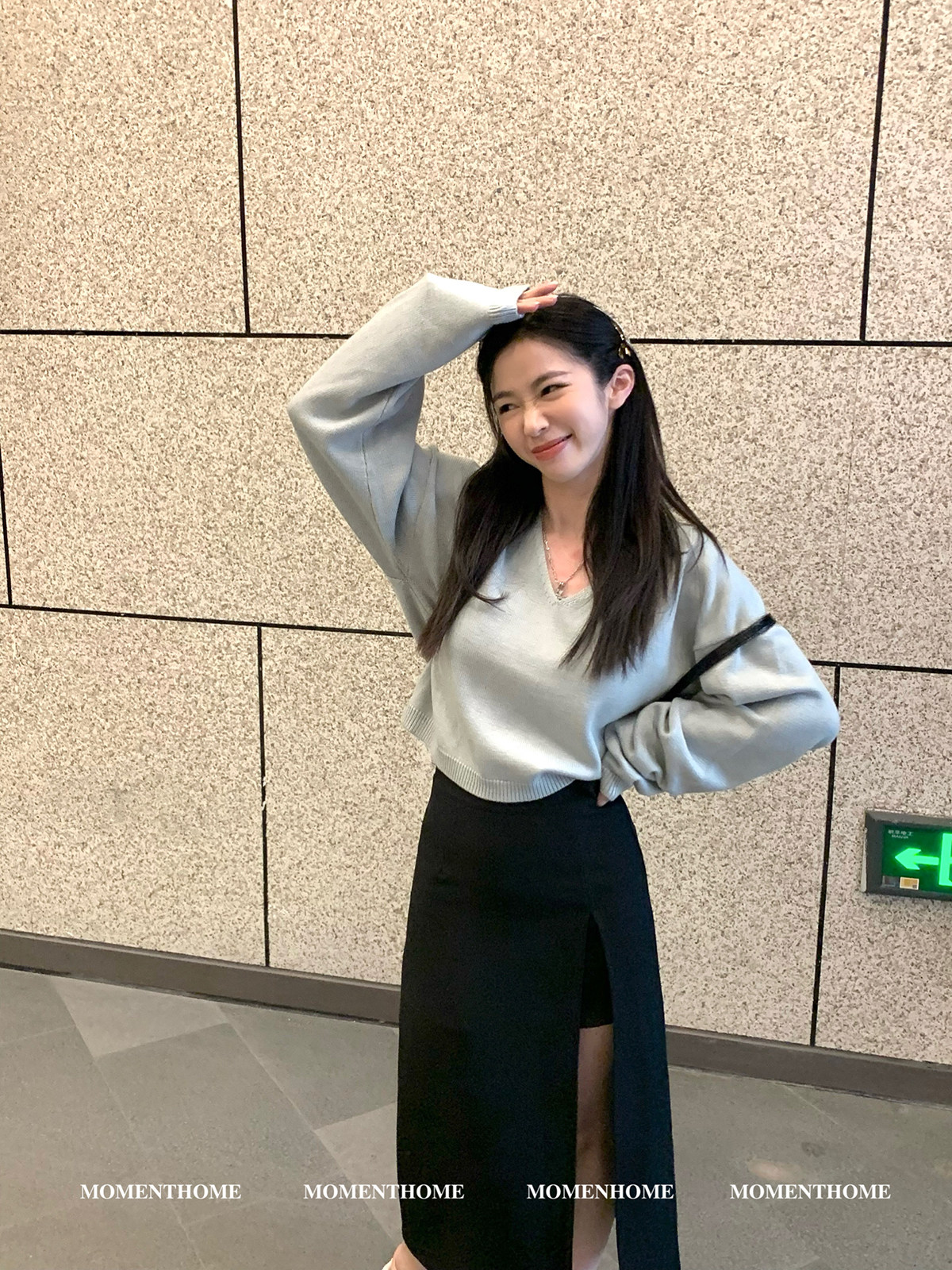 慵懒松弛感随意V领针织上衣图片