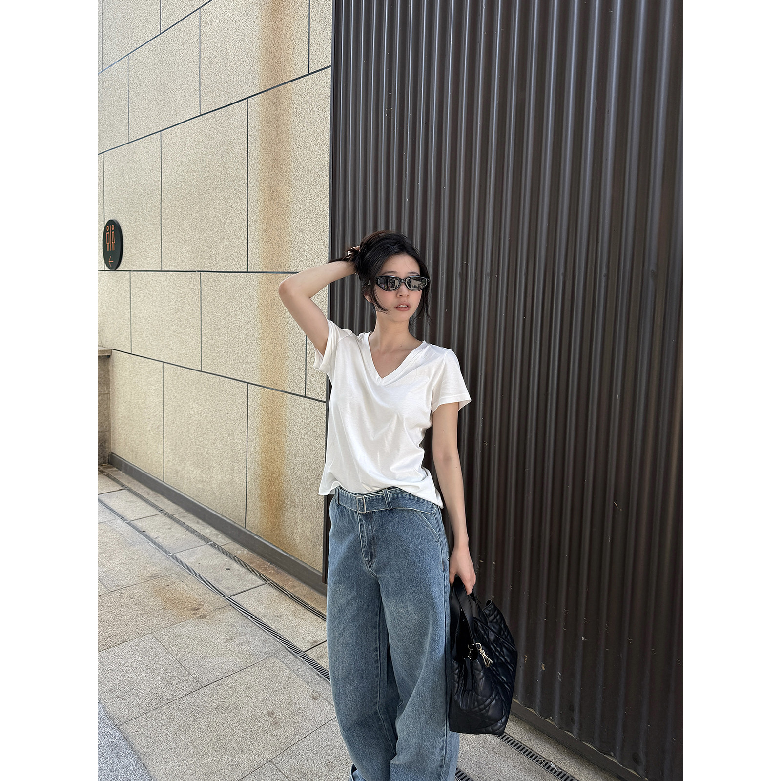 MOMENTHOME 亚麻匹马棉质感至上冰凉细腻后中线极简V领T恤图片