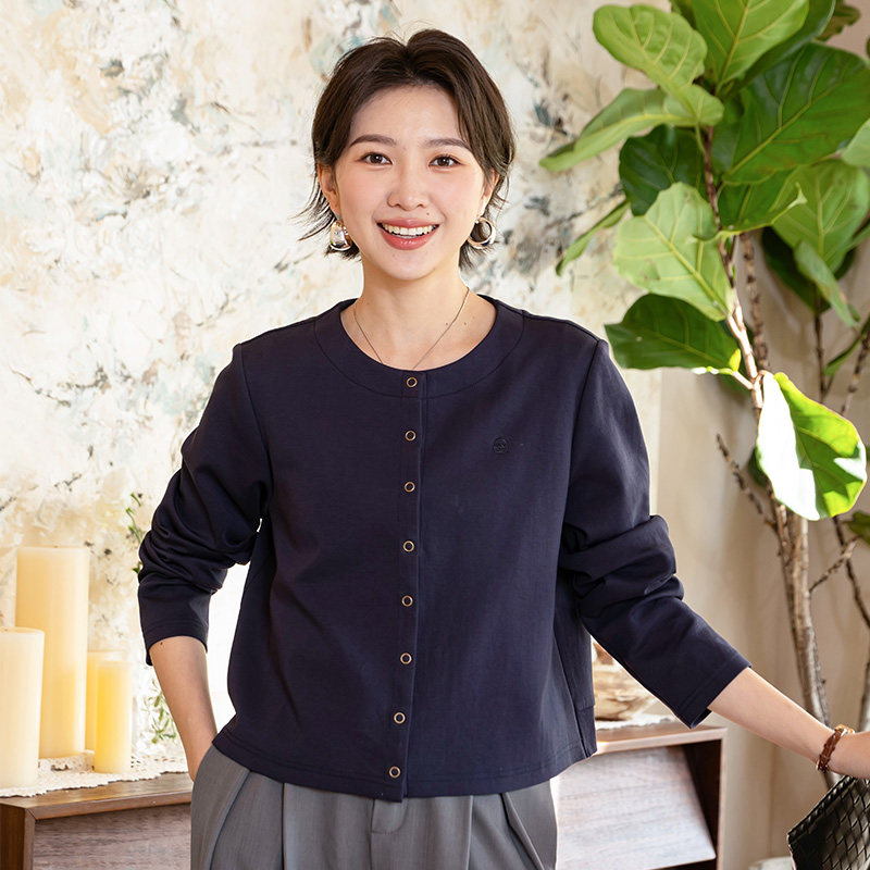 YUN韫秋季女圆领绣花极简开衫